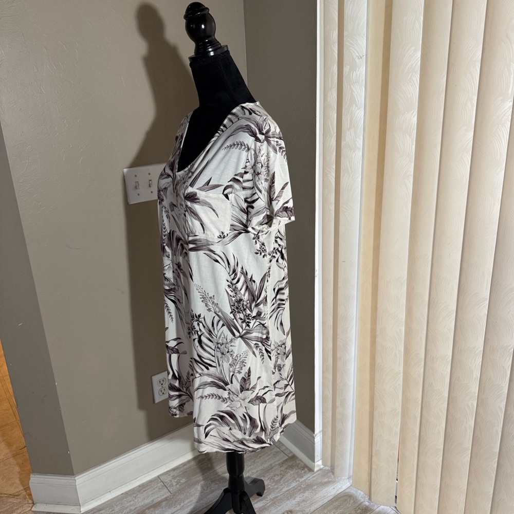 Short Sleeve V-Neck Botanical Print night gown- Cream & Brown - Picture 3 of 4